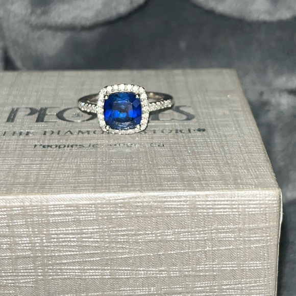 10K White Gold Ring with Sapphire Stone - Picture 3 of 6